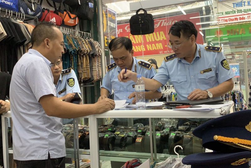 Kiểm tra cửa hàng có dấu hiệu kinh doanh hàng hoá giả mạo nhãn hiệu tại thị trấn Nếnh, huyện Việt Yên