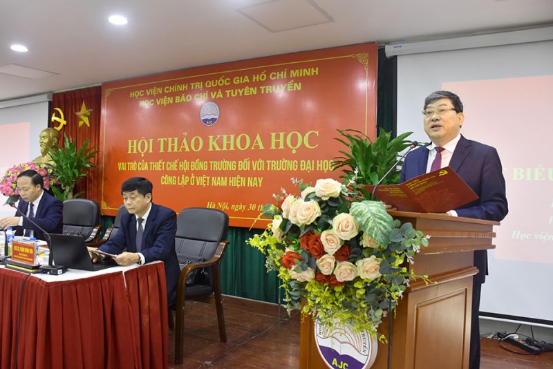PGS, TS. Nguyễn Duy Bắc, Phó Bí thư Đảng ủy, Phó Giám đốc thường trực Học viện Chính trị quốc gia Hồ Chí Minh phát biểu khai mạc Hội thảo.