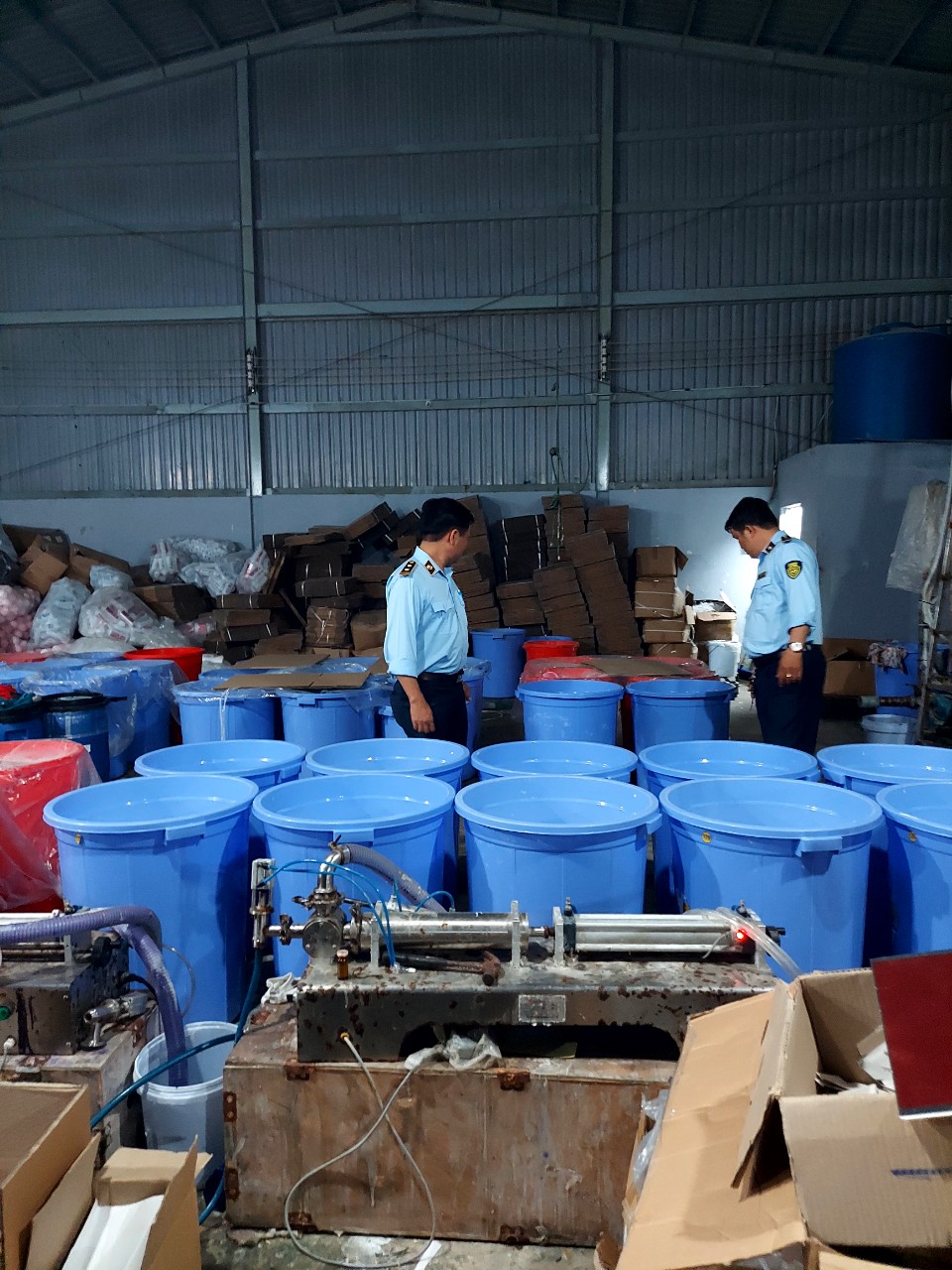 Lực lượng QLTT TP. Hồ Chí Minh phát hiện hàng chục tấn sữa tắm, dầu gội giả các thương hiệu quen thuộc
