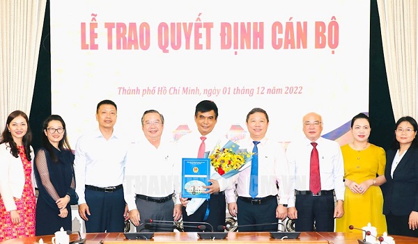 Ông Dương Anh Đức, Phó Chủ tịch UBND TP. HCM cùng các đại biểu tặng hoa chúc mừng ông Cao Anh Minh.