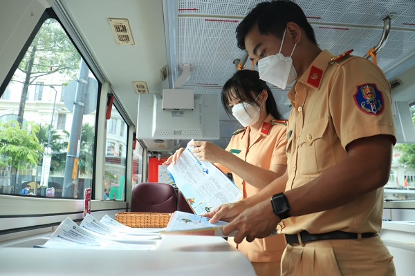 Tờ rơi tuyên truyền song ngữ Việt – Anh được đặt tại các kệ thông tin trên xe buýt