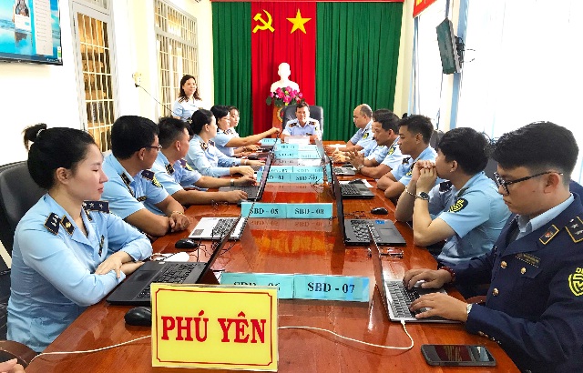 Các công chức Cục QLTT tỉnh Phú Yên đang thực hiện bài kiểm tra.