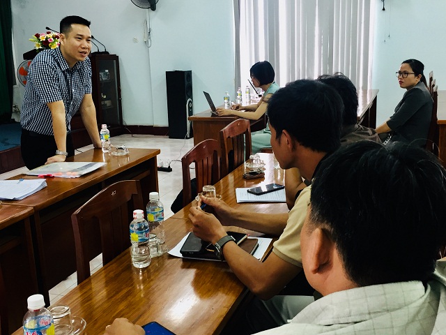 Chuyên gia Cục TMĐT&KTS – Bộ Công Thương (đứng bìa trái) đang tư vấn, hỗ trợ các cơ sở công nghiệp nông thôn Bình Định xây dựng website TMĐT bán hàng.