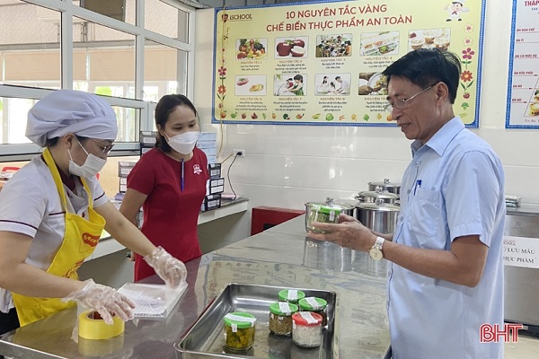 Đoàn công tác kiểm tra việc đảm bảo an toàn vệ sinh thực phẩm tại trường iSchool Hà Tĩnh (Ảnh: Báo Hà Tĩnh)