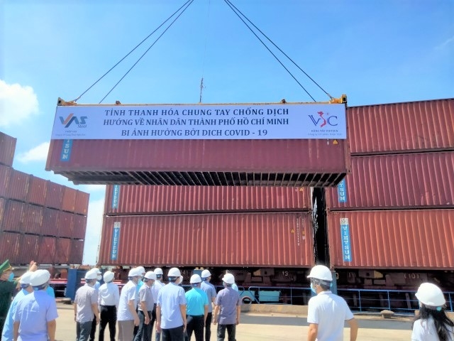 Hơn 1.600 tấn hàng hóa của nhân dân Thanh Hóa quyên góp được bốc xếp lên tàu biển để vận chuyển vào TP.HCM.