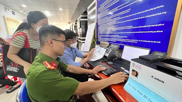 Lực lượng công an hướng dẫn cho người dân sử dụng dịch vụ công trực tuyến