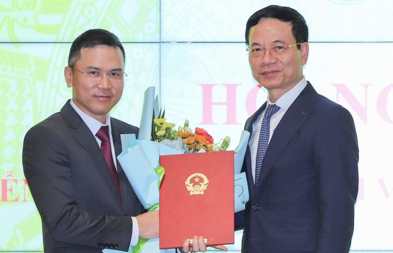Bộ trưởng TTTT Nguyễn Mạnh Hùng trao quyết định bổ nhiệm Cục trưởng Cục Thông tin đối ngoại cho ông Phạm Anh Tuấn (trái). Ảnh: VietNamNet