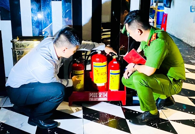 Công an TP.Đà Nẵng kiểm tra thiết bị phòng cháy, chữa cháy tại một cơ sở karaoke