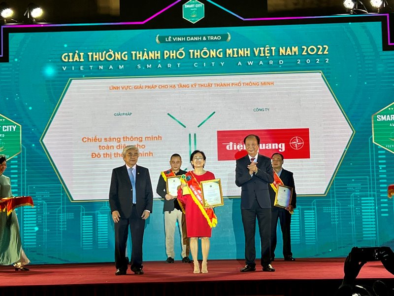 Đại diện Điện Quang nhận giải thưởng ở hạng mục Giải pháp chiếu sáng thông minh toàn diện cho Đô thị thông minh tại lễ trao giải Thành phố thông minh 2022