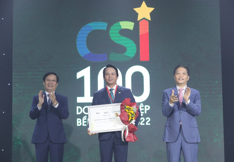Ông Trần Long - Phó Tổng giám đốc BIDV đại diện ngân hàng nhận giải thưởng