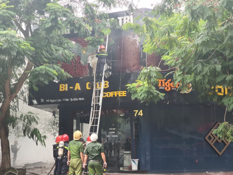 Cảnh sát PCCC tham gia chữa cháy tại Câu lạc bộ bi-a, cofe ở Đường Hồ Ngọc Lân, phường Kinh Bắc