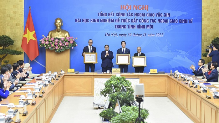Thủ tướng Phạm Minh Chính trao bằng khen cho đại diện Công ty TNHH Pfizer Việt Nam