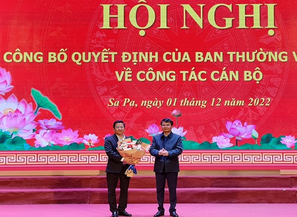 Bí thư tỉnh tủy Lào Cai trao quyết định bổ nhiệm và tặng hoa chúc mừng đồng chí Tô Ngọc Liễn