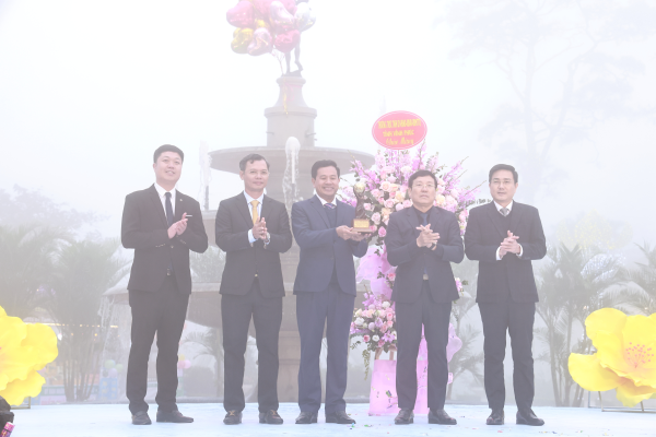 Chủ tịch UBND tỉnh Lê Duy Thành cùng lãnh đạo Sở VH-TT&DL, huyện và Thị trấn Tam Đảo đã vinh dự được nhận chiếc Cúp danh giá Giải thưởng du lịch Thế giới “Tam Đảo – Thị trấn du lịch ấn tượng hàng đầu Thế giới”.