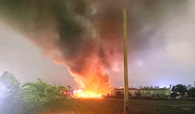 Bên trong kho phế liệu có nhiều chất dễ cháy nên lửa lan nhanh. Đội Cảnh sát PCCC và CNCH Công an huyện Hòa Vang đã có mặt từ sớm để khống chế những đám cháy đã lan nhanh.