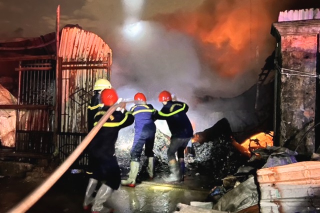 Hơn 100 cán bộ chiến sĩ Phòng Cảnh sát Phòng cháy chữa cháy và cứu hộ cứu nạn (PCCC&CNCH) Công an TP. Đà Nẵng vẫn đang khẩn trương dập lửa tại kho chứa phế liệu lớn ở huyện Hòa Vang.