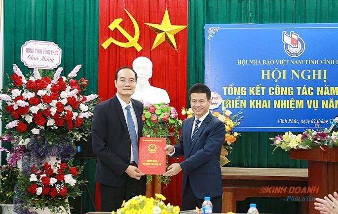 Phó chủ tịch UBND tỉnh Vũ Chí Giang trao Quyết định bổ nhiệm Chủ tịch HNB cho ông Nguyễn Đình Bảng