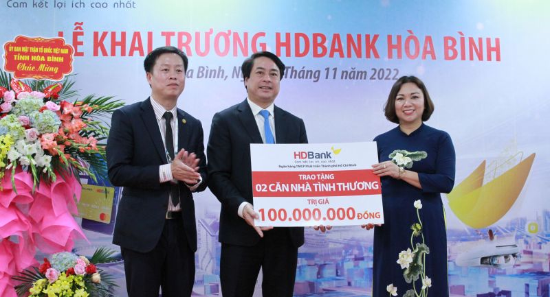 Tại sự kiện khai trương HDBank Hòa Bình, HDBank đã trao kinh phí xây dựng 2 căn nhà tình thương trị giá 100 triệu đồng