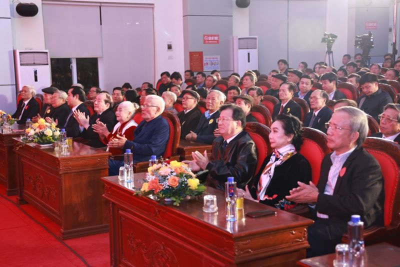 Đ&ecirc;m nghệ thuật c&oacute; sự tham gia đ&ocirc;ng đảo của c&aacute;c đại biểu