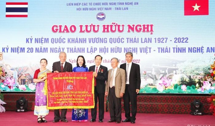 Trung ương Hội Hữu nghị Việt Nam - Thái Lan tặng bức trướng cho Hội Hữu nghị Việt Nam -Thái Lan tỉnh Nghệ An. Ảnh: Thanh Lê