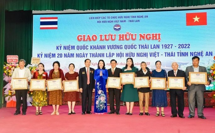 Hội Hữu nghị Việt Nam - Thái Lan tỉnh Nghệ An tặng Giấy khen cho các cá nhân có thành tích xuất sắc trong công tác hoạt động của Hội. Ảnh: Thanh Lê