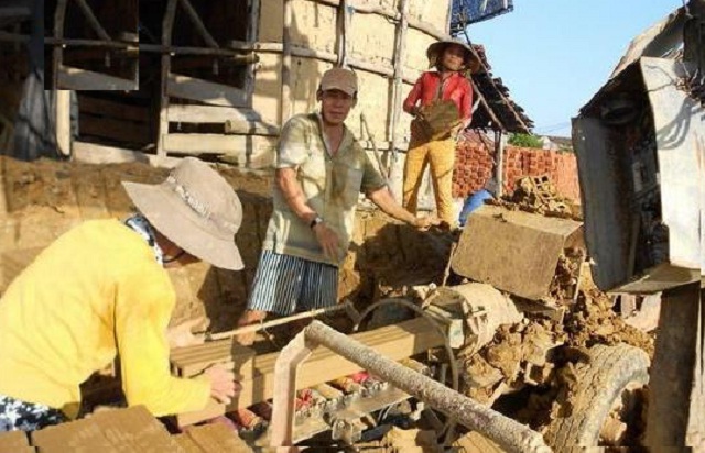 Dự án Nhà máy sản xuất gạch ốp lát granite sẽ góp phần chấm dứt hoạt động sản xuất gạch thủ công trên địa bàn huyện. Trong ảnh: Một cơ sở sản xuất gạch thủ công ở xã Bình Nghi, huyện Tây Sơn.