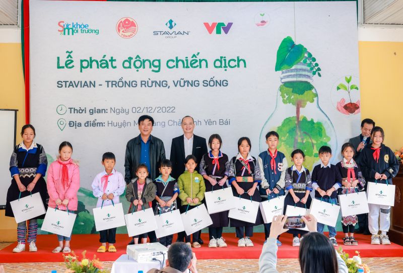 3. Ông Lê Trọng Khang và ông Nguyễn Đức Hà trao tặng quà cho các em nhỏ có hoàn cảnh khó khăn tại xã La Pán Tẩn và Dế Xu Phình