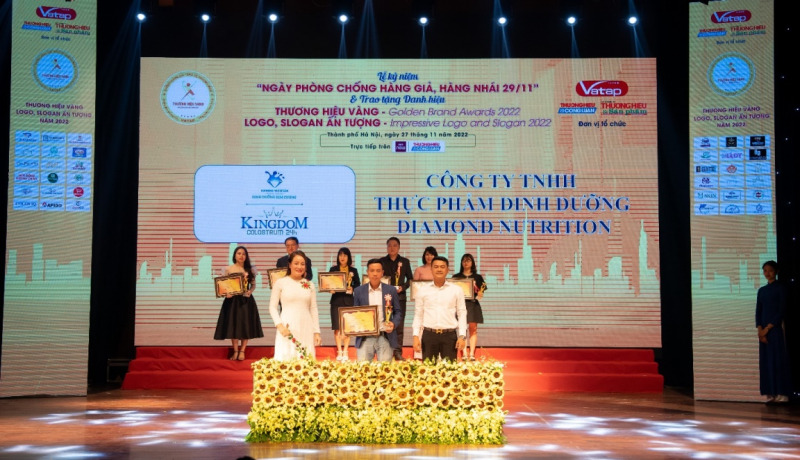 Ông Nguyễn Hữu Long Giám đốc Công ty TNHH Thực phẩm dinh dưỡng DIAMOND NUTRITION đại diện công ty nhận top 10 Thương Hiệu Vàng năm 2022 Ông Nguyễn Hữu Long Giám đốc Công ty TNHH Thực phẩm dinh dưỡng DIAMOND NUTRITION đại diện công ty nhận top 10 Thương Hiệu Vàng năm 2022