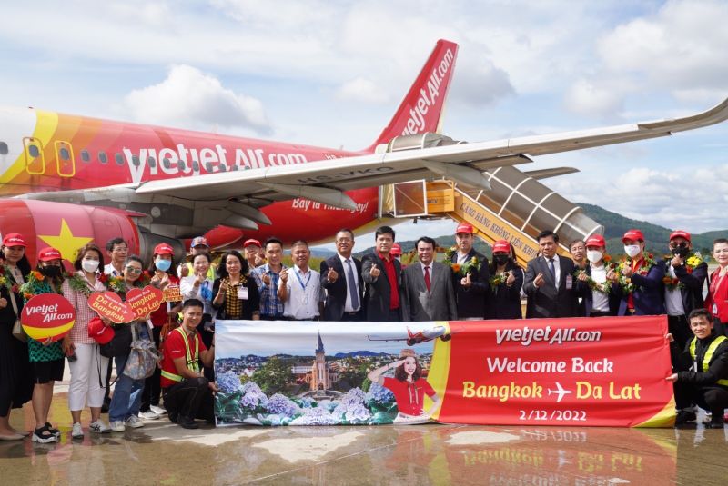 Chuyến bay VZ940 từ Băng Cốc đến Đà Lạt được đại diện lãnh đạo tỉnh Lâm Đồng và Vietjet chào mừng