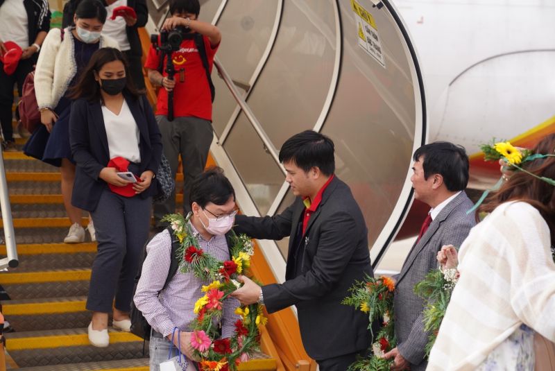 Hành khách đươc chào đón với vòng hoa các tiết mục sôi động khi hạ cánh tại sân bay quốc tế Liên Khương