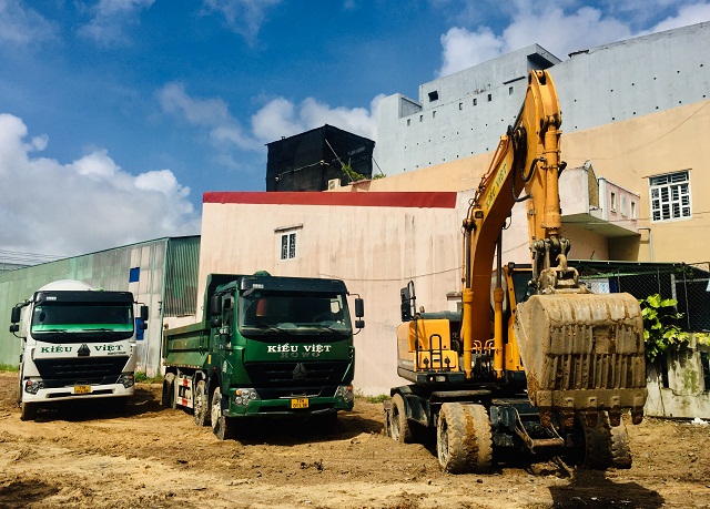 Đội qu&acirc;n xe x&uacute;c, xe ben của C&ocirc;ng ty TNHH Kiểu Việt thực hiện nghi thức động thổ, thi c&ocirc;ng Dự &aacute;n.