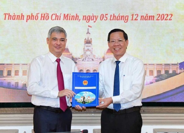 Chủ tịch UBND TPHCM Phan Văn Mãi trao quyết định bổ nhiệm cho ông Lê Duy Minh