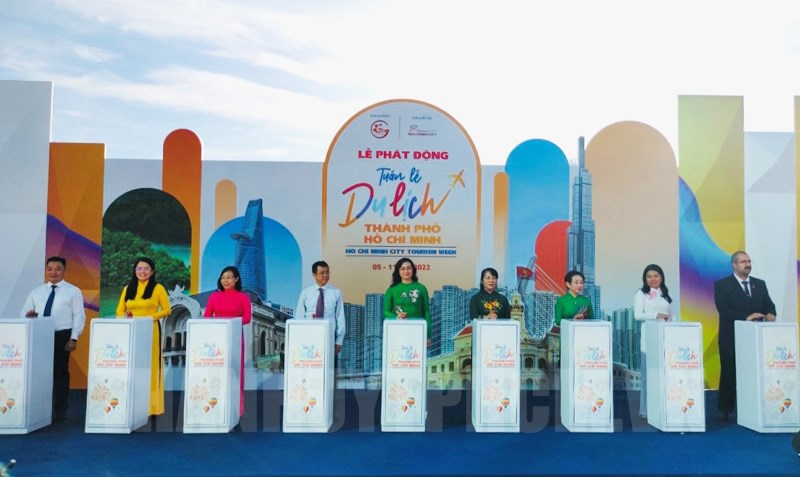 Đại diện Ban Tổ chức thực hiện nghi thức nhấn nút phát động Tuần lễ Du lịch TP Hồ Chí Minh năm 2022