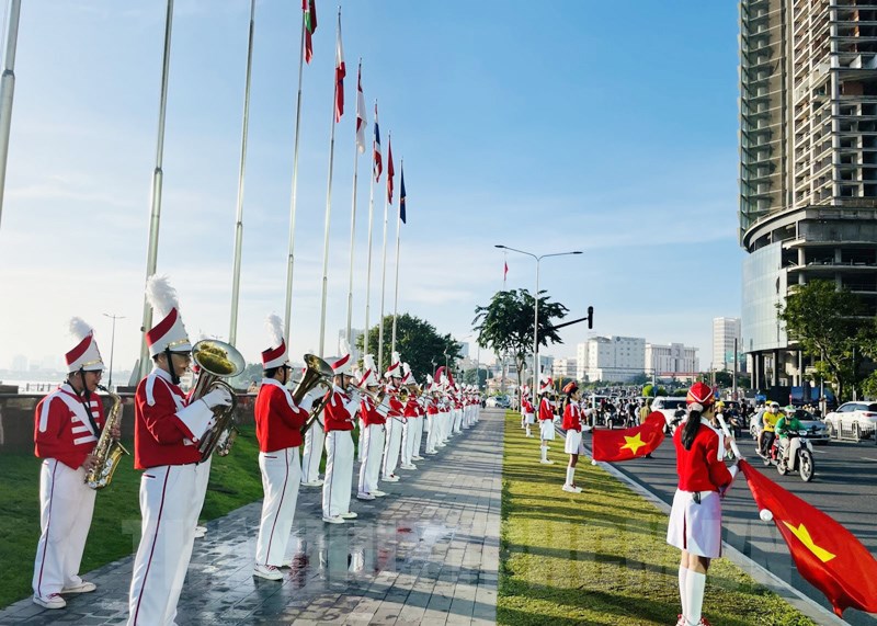 Lễ thượng cờ tại không gian di tích Cột cờ Thủ ngữ và Cột cờ ASEAN - công viên Bến Bạch Đằng