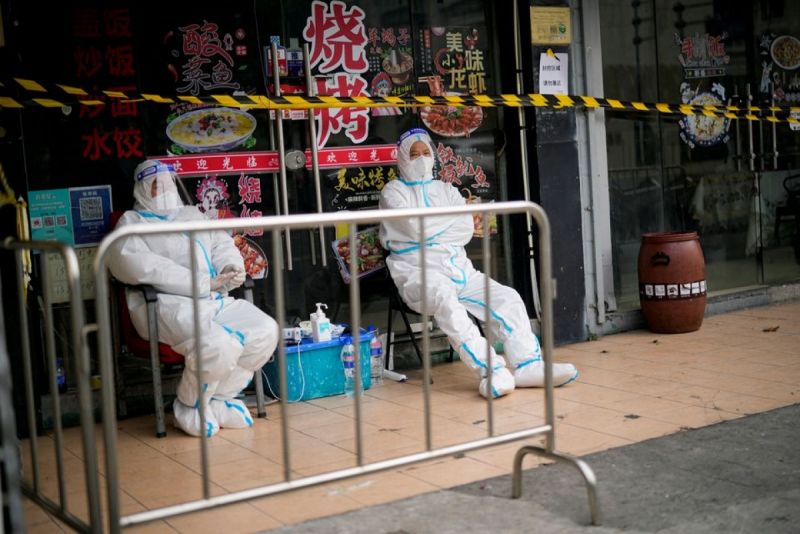 Nhân viên phòng chống dịch tại một nhà hàng bị phong tỏa sau đợt bùng phát Covid-19 ở Thượng Hải, ngày 26/11/2022. Ảnh: Reuters
