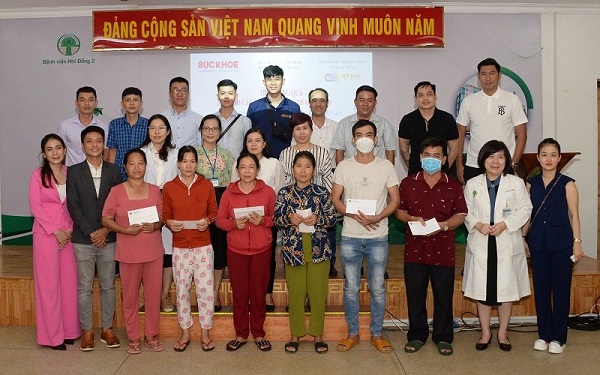 Văn phòng đại diện Tạp chí Sức khỏe Cộng đồng tại TP. Hồ Chí Minh phối hợp cùng Ban tổ chức giải bóng đá truyền thống CEO FC tranh cúp VIVA PLAZA lần thứ 10 tổ chức lễ trao viện phí cho 13 em nhỏ có hoàn cảnh khó khăn đang điều trị tại bệnh viện Nhi Đồng 2