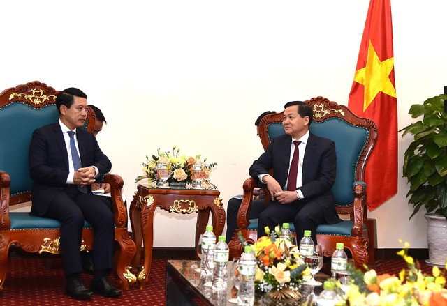 Phó Thủ tướng Lê Minh Khái đã tiếp thân mật Phó Thủ tướng, Bộ trưởng Ngoại giao Lào Saleumxay Kommasith. Ảnh VGP/Trần Mạnh