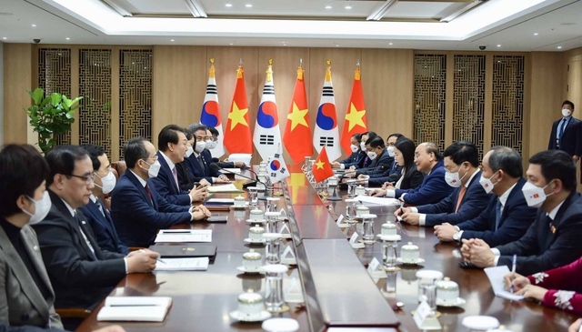 Chủ tịch nước Nguyễn Xuân Phúc hội đàm với Tổng thống Hàn Quốc Yoon Suk Yeol. Ảnh Chinhphu.vn