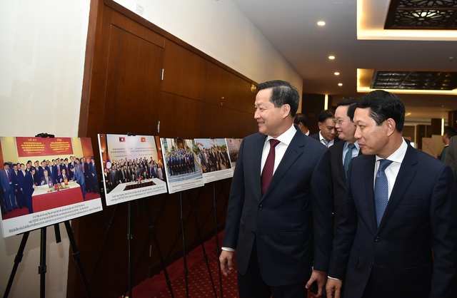 Phó Thủ tướng Lê Minh Khái và Phó Thủ tướng Saleumxay Kommasith tham quan triển lãm trưng bày hình ảnh, hiện vật về biên giới Việt Nam - Lào. Ảnh VGP/Trần Mạnh