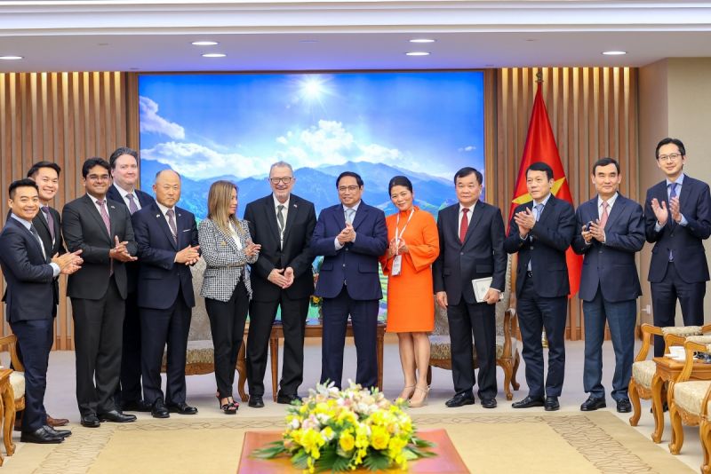 Thủ tướng Phạm Minh Chính cùng các thành viên đoàn doanh nghiệp của USABC. Ảnh VGP/Nhật Bắc
