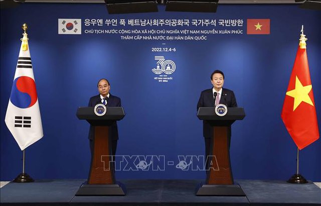 Chủ tịch nước Nguyễn Xuân Phúc và Tổng thống Hàn Quốc Yoon Suk Yeol chủ trì họp báo