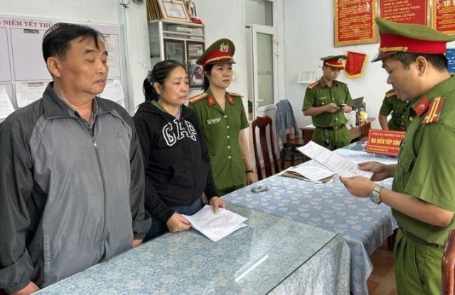 Công an bắt tạm giam Trần Văn Hoàng và Trần Thị Thanh Nguyên. Ảnh C.A
