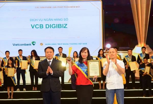 Đại diện Vietcombank nhận giải thưởng Sao Khuê năm 2022 dành cho dịch vụ ngân hàng số VCB DigiBiz
