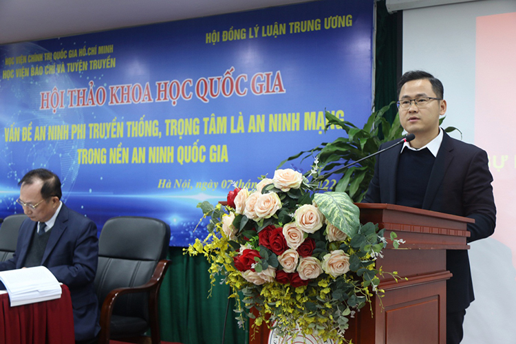 Đại úy, TS. Nguyễn Đình Châu, Học viện An ninh nhân dân tham luận về “Sự phát triển các quan điểm của Đảng Cộng sản Việt Nam về an ninh phi truyền thống”