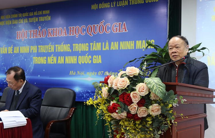 GS, TS. Bùi Quảng Bạ, Nguyên Phó Tổng cục trưởng Tổng cục An ninh, Bộ Công An phát biểu tại Hội thảo