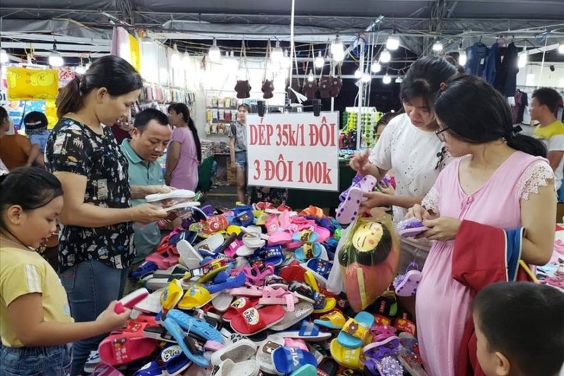 Người lao động mua sắm hàng ưu đãi tại một hội chợ công nhân ở Khu công nghiệp Biên Hòa 2, Đồng Nai do Công đoàn tổ chức. Ảnh: Hà Anh Chiến