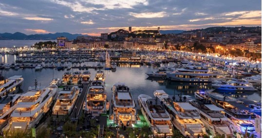 Khung cảnh “trên bến, dưới thuyền” tấp nập tại vịnh Cannes mỗi mùa Cannes Yachting Festival.