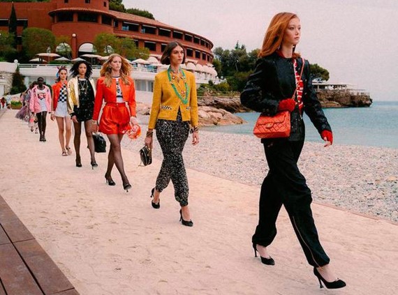 Chanel trình làng bộ sưu tập nghỉ dưỡng 2022 - 2023 của mình trên bãi cát trắng của Hotel Monte-Carlo Beach ở Monaco
