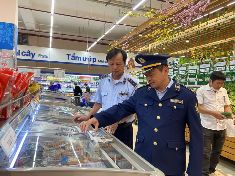 Ông Trần Kiều Hưng - Phó Cục trưởng Cục Quản lý thị trường Kon Tum giám sát các mặt hàng bình ổn giá.