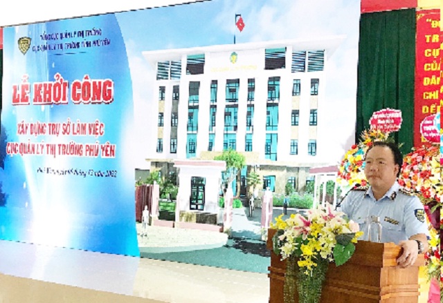 Ông Trần Hữu Linh phát biểu y kiến chỉ đaọ việc thi công công trình đảm bảo chất lượng công trình và hoàn thành đúng tiến độ.